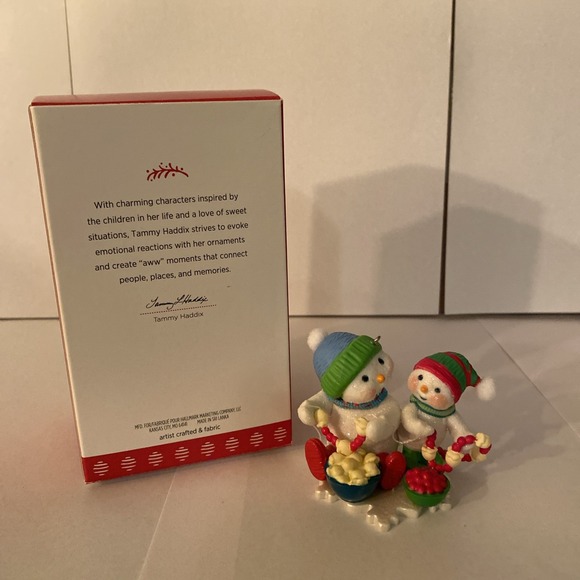 2017 Hallmark Keepsake Ornament ~ "Garland Giggles" ~ 10th in Series - Picture 2 of 3